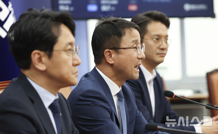 [서울=뉴시스] 김근수 기자 = 한병도(가운데) 더불어민주당 원내대표가 24일 오후 서울 여의도 국회에서 열린 원구성 관련 긴급 기자간담회에서 발언하고 있다. 2026.06.24. ks@newsis.com