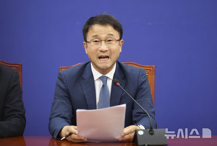 [서울=뉴시스] 김근수 기자 = 한병도 더불어민주당 원내대표가 24일 오후 서울 여의도 국회에서 열린 원구성 관련 긴급 기자간담회에서 발언하고 있다. 2026.06.24. ks@newsis.com