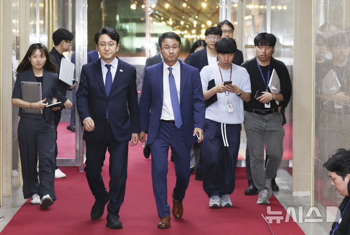 [서울=뉴시스] 김근수 기자 = 한병도 더불어민주당 원내대표가 24일 오후 서울 여의도 국회에서 국회의장 주재 여야 교섭단체 원내대표 회동을 하기 위해 의장실로 들어서고 있다. 2026.06.24. ks@newsis.com