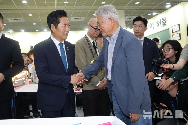 [서울=뉴시스] 조성우 기자 = 정청래 더불어민주당 전 대표가 24일 서울 강남구 코엑스에서 열린 2026 서울국제도서전 평산책방 부스에서 문재인 전 대통령을 만나 인사하고 있다. (공동취재) 2026.06.24. photo@newsis.com