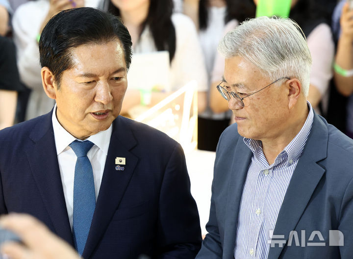 [서울=뉴시스] 조성우 기자 = 정청래 더불어민주당 전 대표가 24일 서울 강남구 코엑스에서 열린 2026 서울국제도서전 평산책방 부스에서 문재인 전 대통령을 만나 대화하고 있다. (공동취재) 2026.06.24. photo@newsis.com