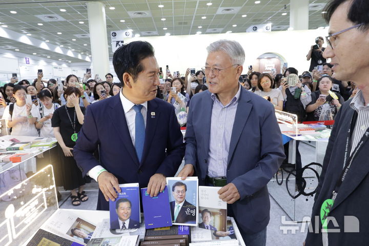 [서울=뉴시스] 조성우 기자 = 정청래 더불어민주당 전 대표가 24일 서울 강남구 코엑스에서 열린 2026 서울국제도서전 평산책방 부스에서 문재인 전 대통령을 만나 대화하고 있다. (공동취재) 2026.06.24. photo@newsis.com