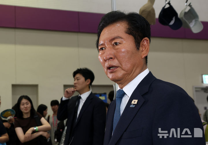 [서울=뉴시스] 조성우 기자 = 정청래 더불어민주당 전 대표가 24일 서울 강남구 코엑스에서 열린 2026 서울국제도서전 평산책방 부스에서 문재인 전 대통령을 만난 뒤 취재진의 질의에 답변하고 있다. (공동취재) 2026.06.24. photo@newsis.com