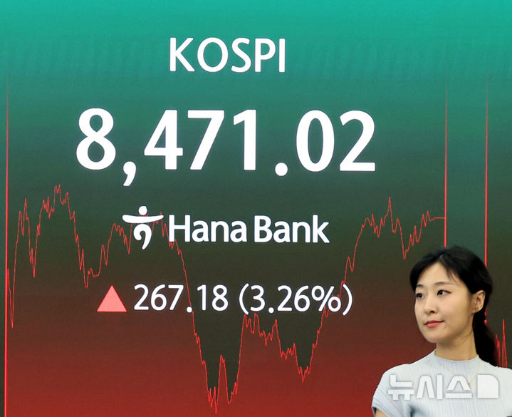 [서울=뉴시스] 박주성 기자 = 24일 오후 서울 중구 하나은행 딜링룸에서 딜러들이 업무를 하고 있다.코스피는 전 거래일(8203.84)보다 267.18포인트(3.26%) 오른 8471.02에 마감했다. 2026.06.24. park7691@newsis.com