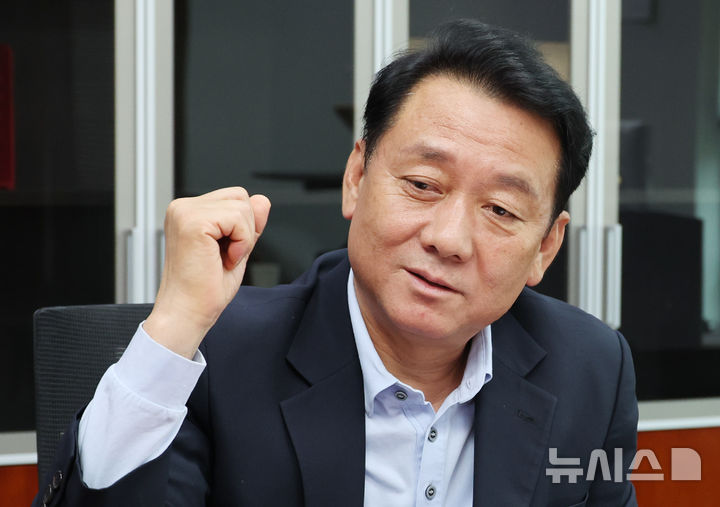 [서울=뉴시스] 최진석 기자 = 이광재 더불어민주당 의원이 24일 여의도 국회의원회관에서 뉴시스와 인터뷰를 하고 있다. 2026.06.26. myjs@newsis.com