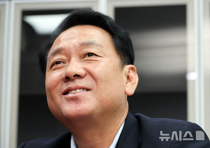 [서울=뉴시스] 최진석 기자 = 이광재 더불어민주당 의원이 24일 여의도 국회의원회관에서 뉴시스와 인터뷰를 하고 있다. 2026.06.26. myjs@newsis.com