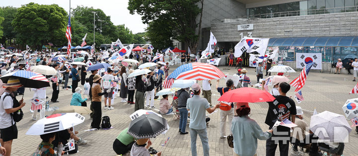 [서울=뉴시스] 김금보 기자 = 지난 24일 서울 송파구 올림픽공원 핸드볼경기장 앞에서 시민들이 참정권 침해 사태와 관련해 '부정선거·재선거·당일투표·수개표' 구호를 외치고 있다. 2026.06.24. kgb@newsis.com