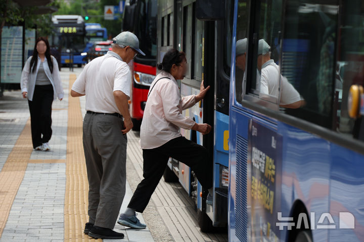 [서울=뉴시스] 고승민 기자 =사진은 지난 6월24일 광화문사거리 버스정류장에서 버스에 탑승하는 어르신 모습. 2026.06.05. kkssmm99@newsis.com