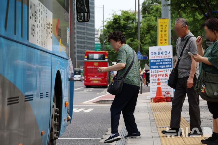 [서울=뉴시스] 고승민 기자 =서울시의회가 70세 이상 어르신 버스 요금 지원의 근거가 되는 조례안을 24일 통과시켰다. 사진은 이날 광화문사거리 버스정류장에서 버스에 탑승하는 어르신 모습.조례안은 서울시에 거주하는 70세 이상 시민 가운데 기준을 충족한 경우, 시가 예산 범위에서 시내, 마을버스 요금의 일부나 전부를 지원할 수 있도록 하는 내용이다. 시는 현행 65세인 도시철도 무임승차 최소 연령을 70세로 상향하는 대신, 70세 이상에게는 버스도 월 최대 14회까지 무료로 이용할 수 있도록 하는 방안을 검토하고 있다. 이번 조례안은 이 중 버스 요금 지원을 위한 법적 근거에 해당한다. 2026.06.05. kkssmm99@newsis.com
