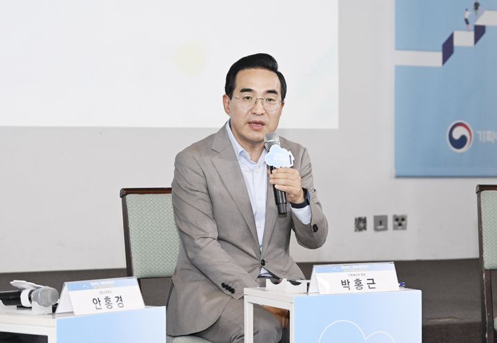 [서울=뉴시스] 박홍근 기획예산처 장관이 24일 오후 서울 중구 정동 1928 아트 센터에서 열린 '중장기 국가발전전략 타운홀 미팅'에 참석해 발언하고 있다. (사진=기획예산처 제공) 2026.06.24. photo@newsis.com *재판매 및 DB 금지