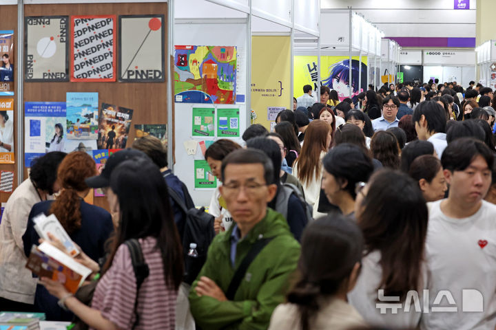 [서울=뉴시스] 박진희 기자 = '2026 서울국제도서전'이 개막한 24일 서울 강남구 코엑스 소규모 출판사 전시장을 찾은 관람객들이 도서를 살펴보고 있다. 2026.06.24. pak7130@newsis.com
