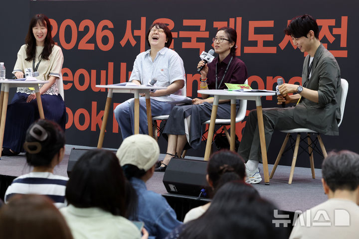 [서울=뉴시스] 박진희 기자 = 백수린(소설가 겸 번역가, 왼쪽부터), 이주혜(소설가, 번역가), 정보라(데모꾼), 허희 문학평론가가 24일 서울 강남구 코엑스에서 '2026 서울국제도서전'의 주제강연 '글쓴이와 옮긴이' 프로그램을 하고 있다. 2026.06.24. pak7130@newsis.com