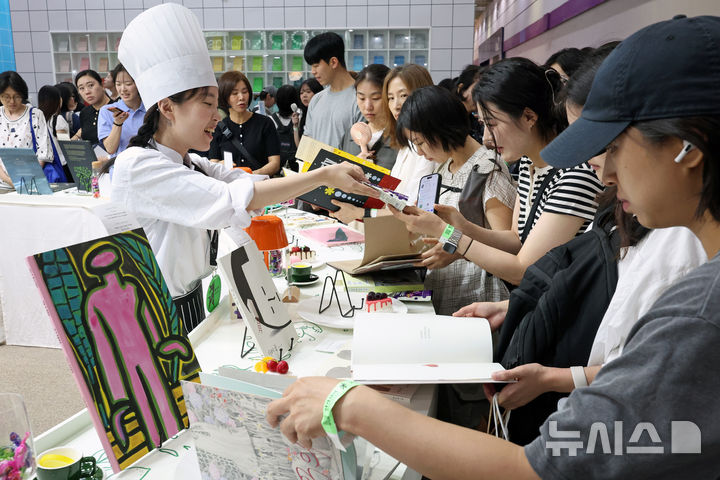 [서울=뉴시스] 박진희 기자 = '2026 서울국제도서전'이 개막한 24일 서울 강남구 코엑스 전시장 내 '보림출판사' 부스를 찾은 관람객들에게 쉐프 복장의 출판사 직원이 도서를 추천하고 있다. 2026.06.24. pak7130@newsis.com