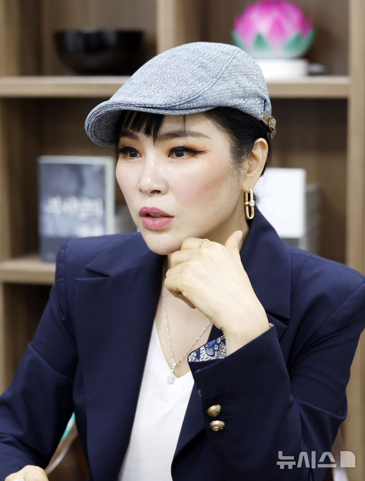 [서울=뉴시스] 김혜진 기자 = 재즈 가수 웅산이 지난 23일 오후 서울 종로구 한국불교역사문화기념관에서 뉴시스와 인터뷰를 하고 있다. 2026.06.23. jini@newsis.com