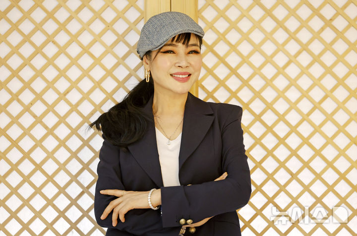 [서울=뉴시스] 김혜진 기자 = 재즈 가수 웅산이 지난 23일 오후 서울 종로구 한국불교역사문화기념관에서 뉴시스와 인터뷰에 앞서 포즈를 취하고 있다. 2026.06.23. jini@newsis.com