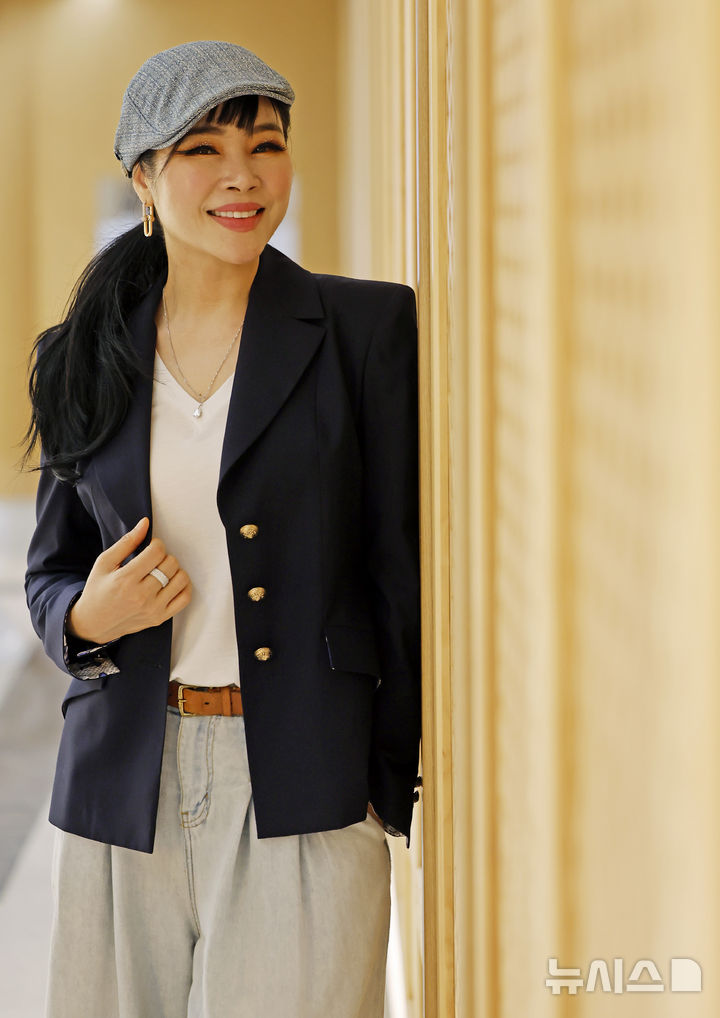 [서울=뉴시스] 김혜진 기자 = 재즈 가수 웅산이 지난 23일 오후 서울 종로구 한국불교역사문화기념관에서 뉴시스와 인터뷰에 앞서 포즈를 취하고 있다. 2026.06.23. jini@newsis.com