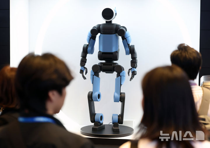 [서울=뉴시스] 조성우 기자 = 24일 서울 강남구 코엑스에서 열린 2026 국토교통기술대전을 찾은 관람객들이 현대자동차 부스에서 차세대 전동식 휴머노이드 로봇 '아틀라스'를 살펴보고 있다. 2026.06.24. xconfind@newsis.com