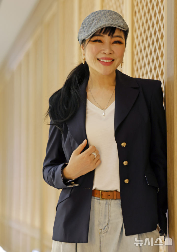 [서울=뉴시스] 김혜진 기자 = 재즈 가수 웅산이 지난 23일 오후 서울 종로구 한국불교역사문화기념관에서 뉴시스와 인터뷰에 앞서 포즈를 취하고 있다. 2026.06.23. jini@newsis.com
