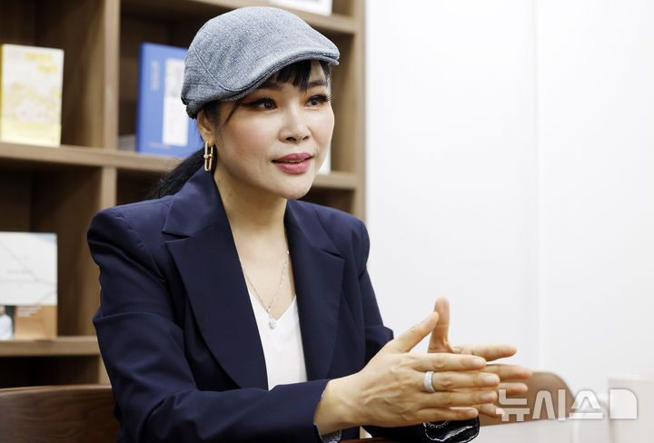 [서울=뉴시스] 김혜진 기자 = 재즈 가수 웅산이 지난 23일 오후 서울 종로구 한국불교역사문화기념관에서 뉴시스와 인터뷰를 하고 있다. 2026.06.23. jini@newsis.com