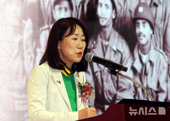 [서울=뉴시스] 조성봉 기자 = 강윤진 국가보훈부 차관이 24일 오후 서울 여의도 국회 의원회관 대회의실에서 열린 '에티오피아 6.25 참전용사 후손 강뉴합창단 한국 초청 국제보훈·평화 프로젝트' 행사에서 인사말을 하고 있다. 2026.06.28. suncho21@newsis.com