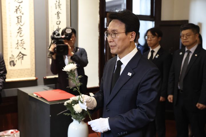 [서울=뉴시스] 조수정 기자 = '세계경제포럼(WEF) 제17차 뉴 챔피언 연차총회'(하계 다보스포럼) 참석차 중국을 방문한 김민석 국무총리가 24일 오후(현지 시간) 랴오닝성 다롄 관둥법원을 방문해 헌화하고 있다. (사진=국무총리실 제공) 2026.06.24. chocrystal@newsis.com *재판매 및 DB 금지