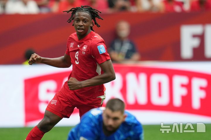 [밴쿠버=AP/뉴시스] 2026 국제축구연맹(FIFA) 북중미 월드컵 조별리그 B조 최종 3차전 캐나다와 맞대결에서 1골 1도움을 기록한 스위스의 요한 만잠비. 2026.06.24.