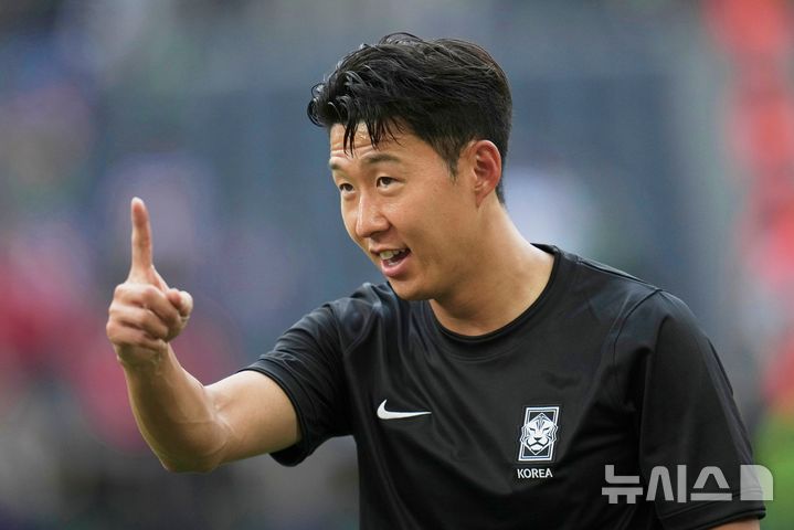 [과달루페=AP/뉴시스] 손흥민이 24일(현지 시간) 멕시코 과달루페 몬테레이 스타디움에서 열린 2026 북중미 월드컵 조별리그 A조 최종전 남아프리카공화국과 경기를 앞두고 몸을 풀고 있다. 2026.06.25.