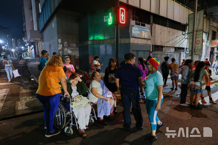 [카라카스=AP/뉴시스] 24일(현지 시간) 베네수엘라 카라카스에서 강진과 여진이 발생한 후 주민들이 거리로 나와 대피해 있다. 2026.06.25.