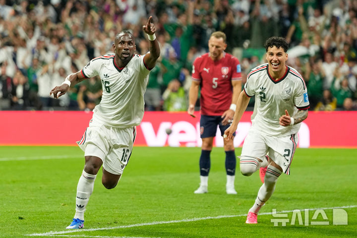 [멕시코시티=AP/뉴시스] 멕시코 남자 축구 대표팀의 훌리안 퀴뇨네스. 2026.06.24.