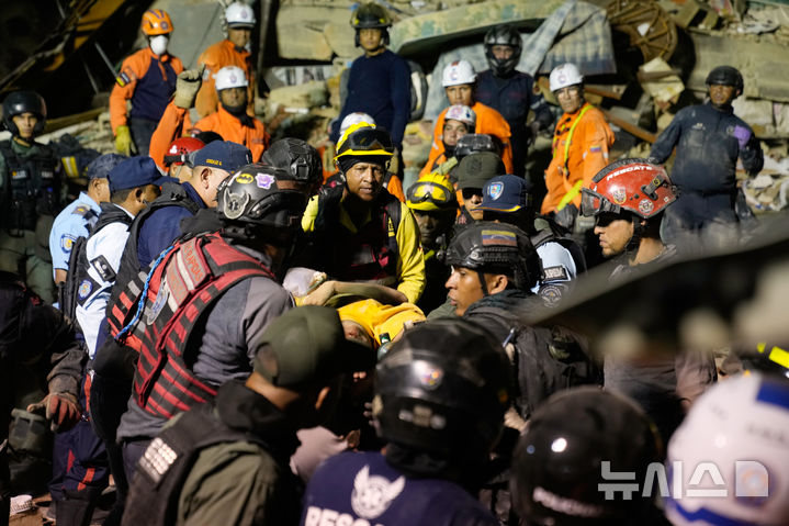 [카라카스=AP/뉴시스] 24일(현지 시간) 베네수엘라 카라카스에서 강진이 발생한 후 구조대가 무너진 건물 잔해를 수색하고 있다. 2026.06.25.
