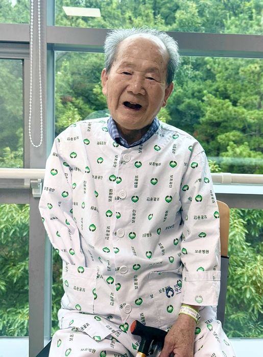 [대구=뉴시스] 정재익 기자 = 지난 24일 대구 달서구 대구보훈병원 재활병동에서 6·25 참전유공자 임명식(95)씨가 환하게 웃고 있다. 2026.06.25. jjikk@newsis.com *재판매 및 DB 금지