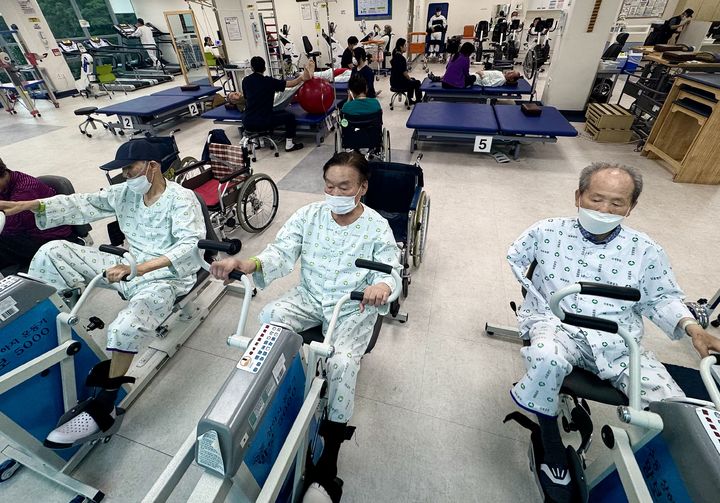 [대구=뉴시스] 정재익 기자 = 지난 24일 대구 달서구 대구보훈병원 재활센터 운동치료실에서 6·25 참전유공자들이 수동 상하지 운동기를 타고 있다. 2026.06.25. jjikk@newsis.com *재판매 및 DB 금지