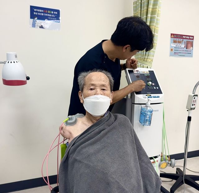 [대구=뉴시스] 정재익 기자 = 지난 24일 대구 달서구 대구보훈병원 재활센터 전기온열치료실에서 6·25 참전유공자 임명식(95)씨가 재활 치료를 받고 있다. 2026.06.25. jjikk@newsis.com *재판매 및 DB 금지