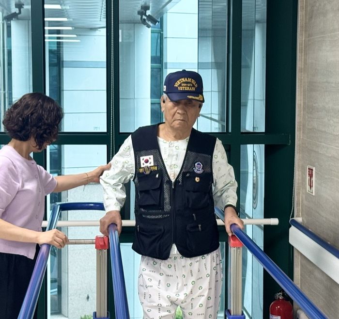 [대구=뉴시스] 정재익 기자 = 지난 24일 대구 달서구 대구보훈병원 재활센터에서 6·25 참전유공자가 보행 운동을 하고 있다. 2026.06.25. jjikk@newsis.com *재판매 및 DB 금지