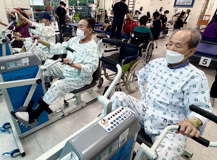 [대구=뉴시스] 정재익 기자 = 지난 24일 대구 달서구 대구보훈병원 재활센터 운동치료실에서 6·25 참전유공자들이 수동 상하지 운동기를 타고 있다. 2026.06.25. jjikk@newsis.com *재판매 및 DB 금지