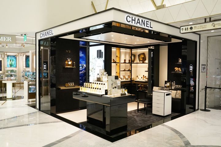 [서울=뉴시스] 롯데면세점 명동본점 샤넬(CHANEL) 코스메틱 새틀라이트(Satellite) 매장이 23일 확장 리뉴얼 오픈했다.(사진= 롯데면세점제공) 2026.06.25. photo@newsis.com *재판매 및 DB 금지