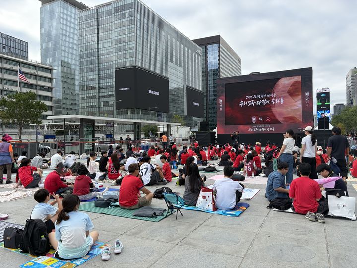 [서울=뉴시스] 박시영 인턴기자 = 2026 북중미 월드컵 조별리그 3차전 남아프리카 공화국전을 앞둔 25일 오전. 서울 광화문광장에는 이른 시간부터 국가대표팀을 응원하기 위한 붉은악마가 모이기 시작했다. 2026.06.25. photo@newsis.com *재판매 및 DB 금지