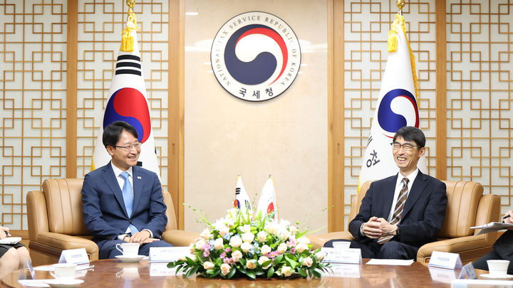 임광현 국세청장과 에지마 가즈히코 일본 국세청장이 24일 서울에서 열린 30차 한일 국세청장 회의에서 세정협력 방안을 논의하고 있다.(사진 : 국세청 제공) 2026.6.25. *재판매 및 DB 금지