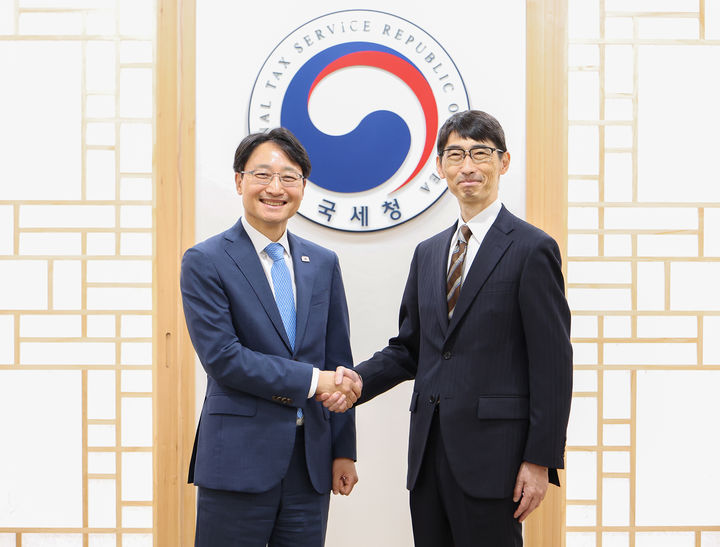 임광현 국세청장과 에지마 가즈히코 일본 국세청장이 24일 서울에서 열린 30차 한일 국세청장 회의에서 기념촬영을 하고 있다.(사진 : 국세청 제공) 2026.6.25. *재판매 및 DB 금지
