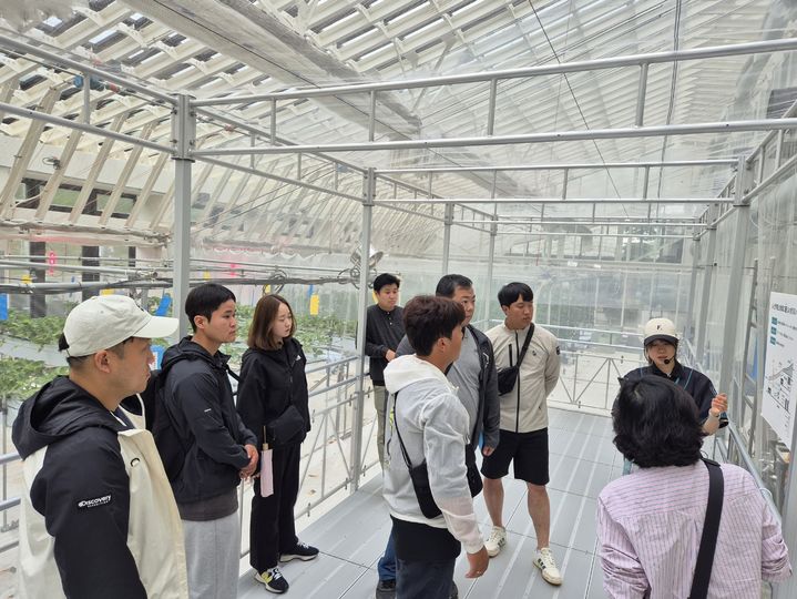 [청양=뉴시스]조명휘 기자 = 청양군 청년농업인들이 일본 홋카이도에서 선진농업 해외연수 프로그램을 하고 있다. (사진= 청양군 제공) 2026.06.25. photo@newsis.com *재판매 및 DB 금지