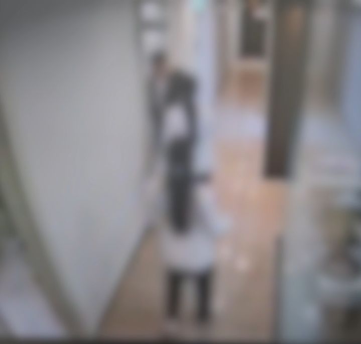 프로포폴 불법 투약을 위해 진료실로 이동하는 병원장과 투약자 모습. (사진=수원장안경찰서 제공) *재판매 및 DB 금지