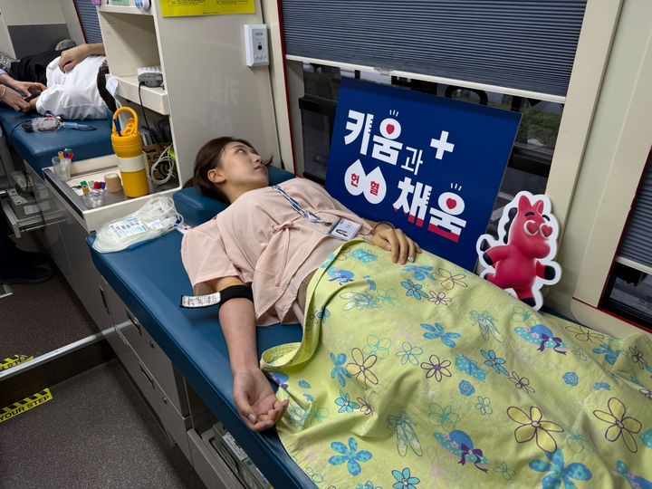 키움증권 임직원들이 24일 서울 마포구 재화스퀘어를 찾은 헌혈버스에서 헌혈하고 있다. (사진=키움증권 제공) *재판매 및 DB 금지
