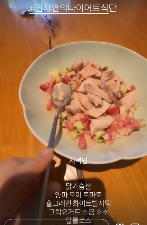 [서울=뉴시스] 배우 진서연이 닭가슴살, 토마토, 오이 등을 활용한 다이어트 식단을 공개했다. (사진=진서연 인스타그램 캡처) *재판매 및 DB 금지