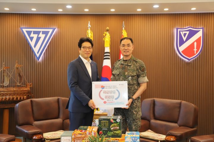 23일 제17보병사단에서 조능제 롯데웰푸드 CSR 부문장(왼쪽)과 김용수 제17보병사단장(오른쪽)이 1사 1병영 협약 위문품 전달식을 진행하고 기념촬영을 하고 있다. (사진=롯데웰푸드 제공) *재판매 및 DB 금지