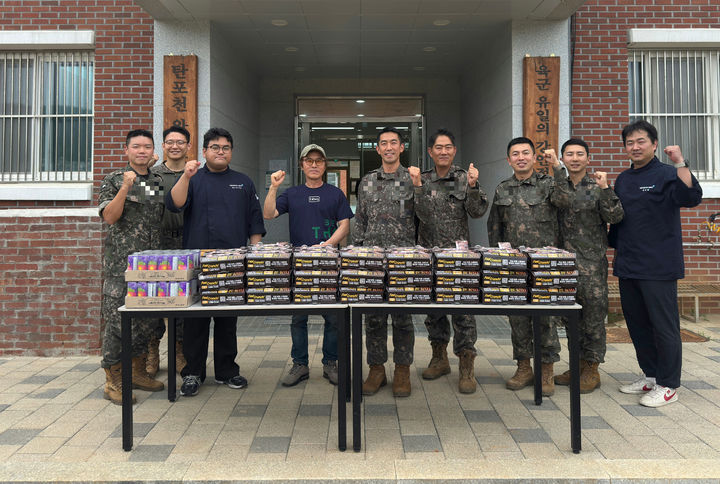 BBQ가 24일 경기 파주시 백마부대 임진강대대를 방문해 강안경계부대 근무 모범 장병 50명을 대상으로 '찾아가는 치킨릴레이'를 진행했다. (사진=제너시스BBQ 그룹 제공) *재판매 및 DB 금지