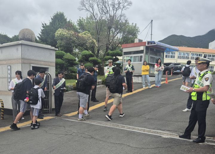 [창녕=뉴시스] 자전거 바르게 타기 안전홍보 캠페인을 하고 있다. (사진= 창녕군 제공) 2026.06.25. photo@newsis.com *재판매 및 DB 금지