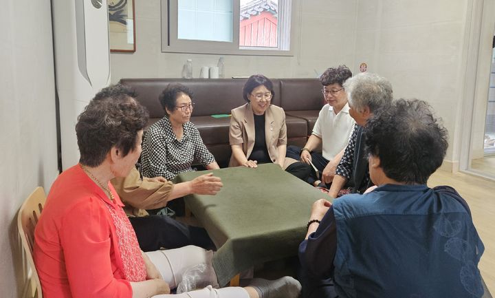 [창녕=뉴시스] 도천면에서 행복동행 현장복지상담소를 운영하며 주민들의 목소리를 듣고 있다. (사진= 창녕군 제공) 2026.06.25. photo@newsis.com *재판매 및 DB 금지