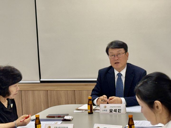 [대전=뉴시스] 대전교육정책시민위원회 태스크포스 간담회에서 이야기를 나누는 오석진 당선인. (사진=대전시교육감 인수위원회 제공) 2026.06.25. photo@newsis.com *재판매 및 DB 금지