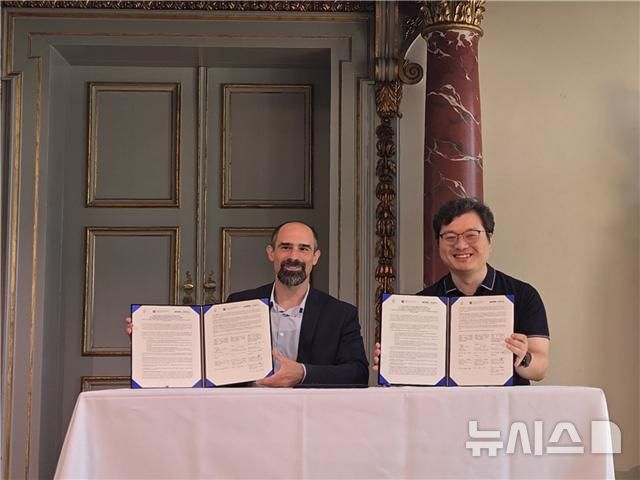 [서울=뉴시스] 극지연구소·서울대·덴마크 기상청 업무협약 체결식. Adrian Lema 덴마크 기상청 국가기후연구센터장(왼쪽), 김주홍 극지연구소 책임연구원(오른쪽). (사진=극지연구소 제공)