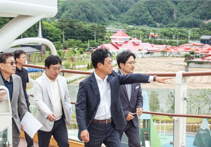 [봉화=뉴시스] 최기영 봉화군수 당선인이 분천산타마을 경관타워를 오르며 현황을 파악하고 있다. (사진=인수위 제공) 2026.06.25. photo@newsis.com *재판매 및 DB 금지